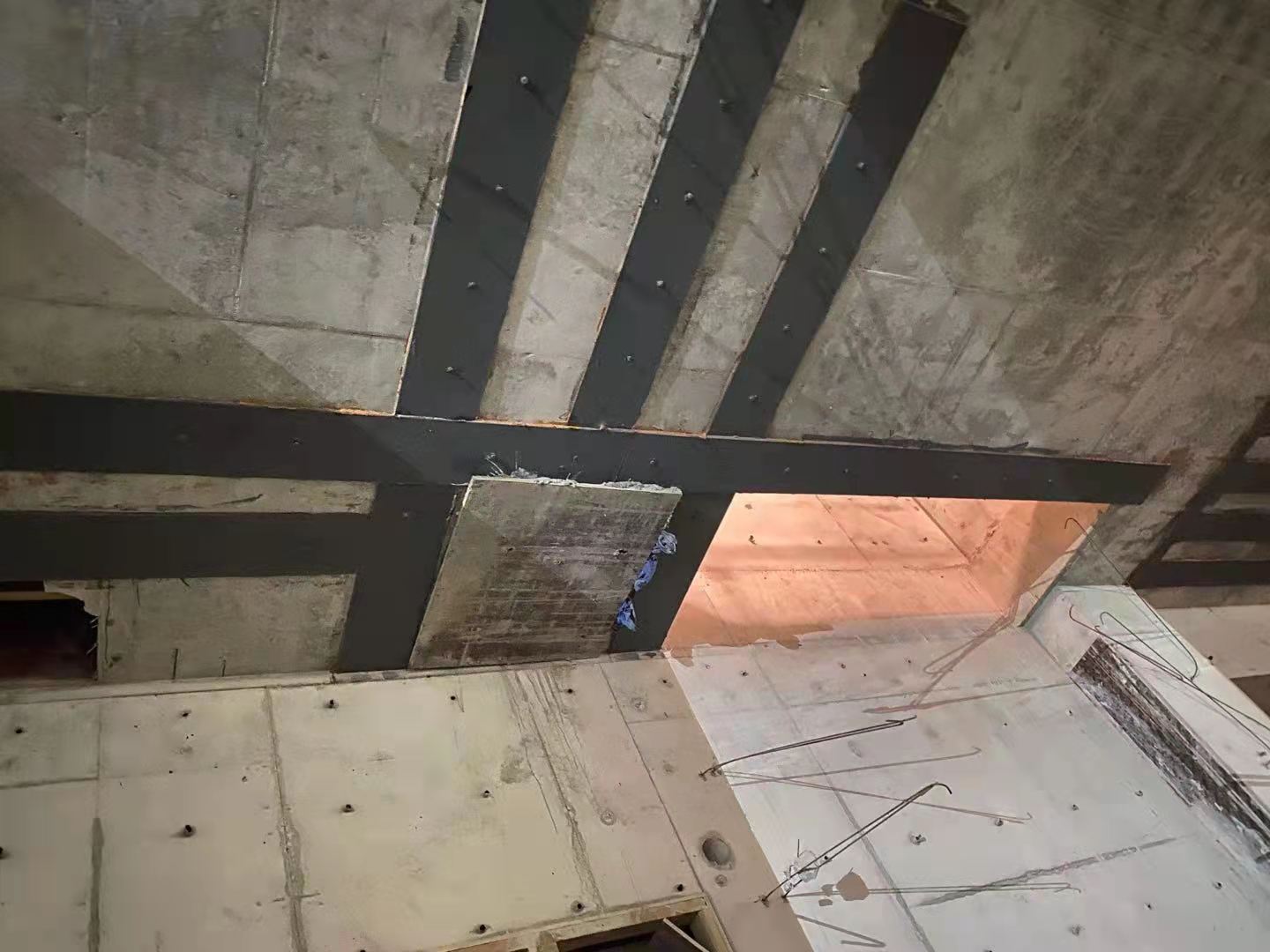 湖州楼板开洞用粘钢加固还是碳纤维布加固